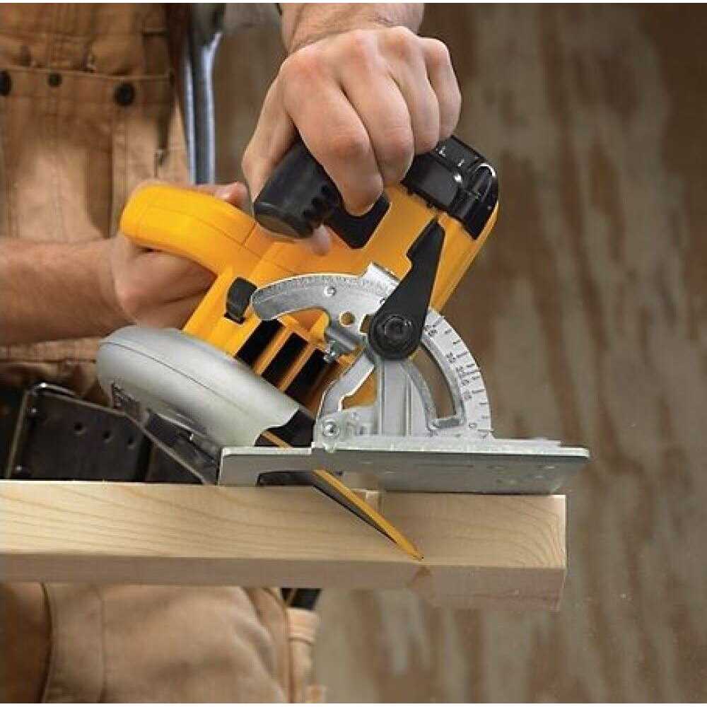 DeWalt Circular Saw Lightweight DWE575 - Image 3