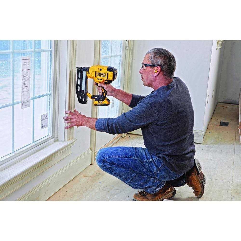 DeWalt 20V MAX XR 16 GA Cordless Straight Finish Nailer DCN662B - Image 4