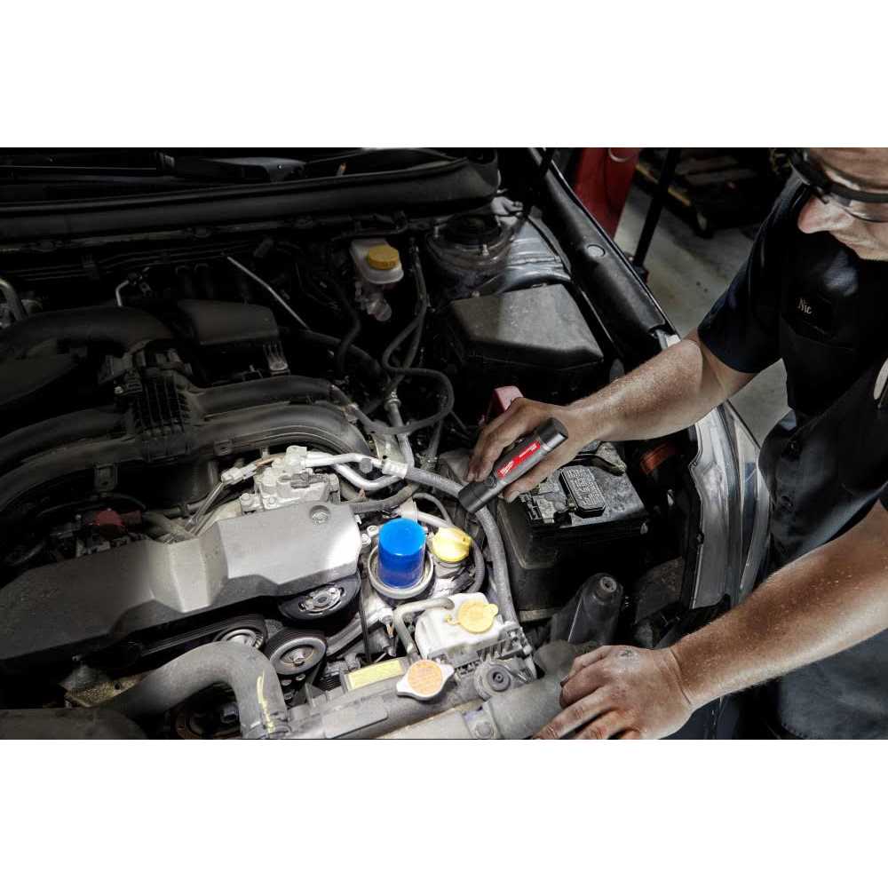 2160-21 Milwaukee USB Rechargeable 800L Compact Flashlight - Image 5