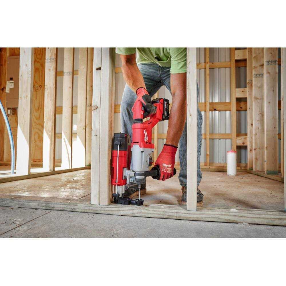 Milwaukee M18 18V Lithium-Ion Brushless Cordless 1 in. SDS-Plus D-Handle Rotary Hammer Battery - Image 3