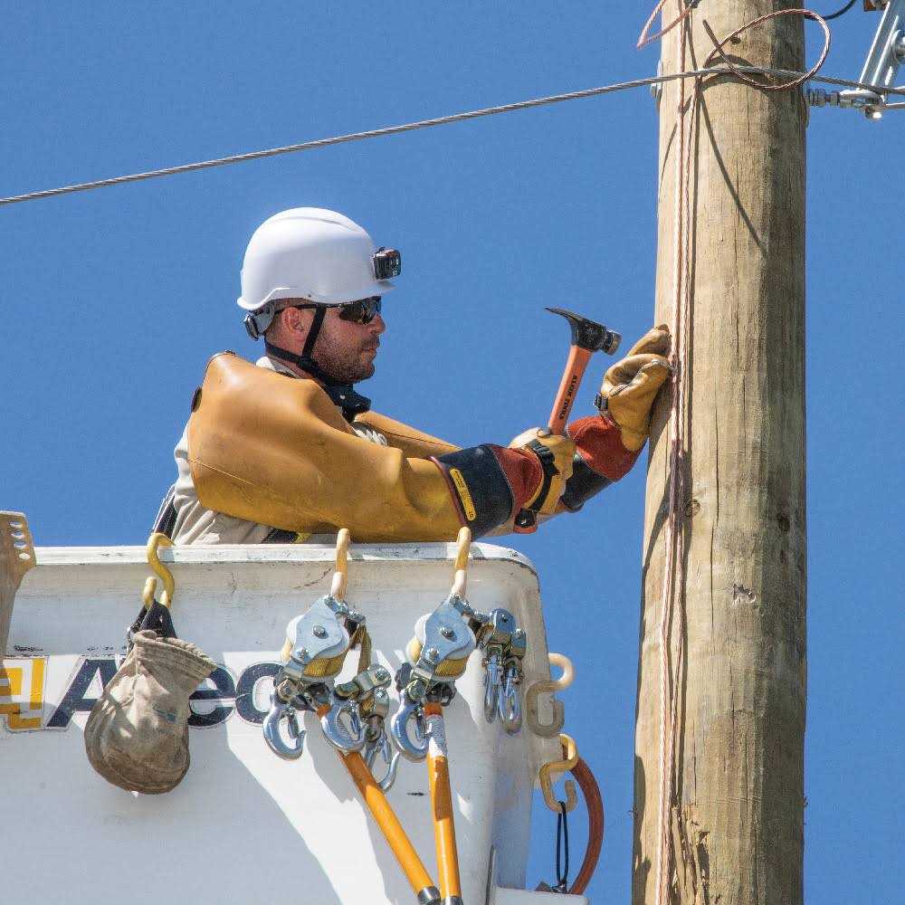 Klein Tools 832-26 Lineman&s Claw Milled Hammer - Image 4