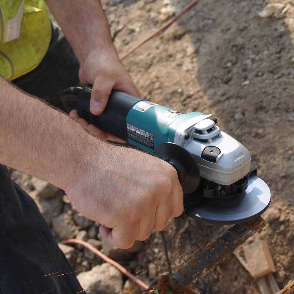 Makita 9565CV Variable-Speed Angle Grinder - Image 2