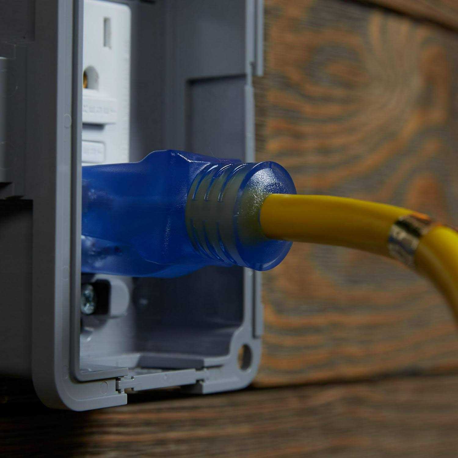 Utilitech Contractor Cord 100-ft 12 / 3-Prong Outdoor Sjtw Heavy Duty Lighted Extension Cord UTP611835 - Image 2